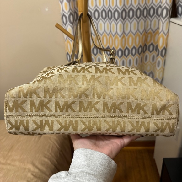 STYLISH Michael Kors Golden Tote Bag - Excellent Condition - Picture 3 of 6